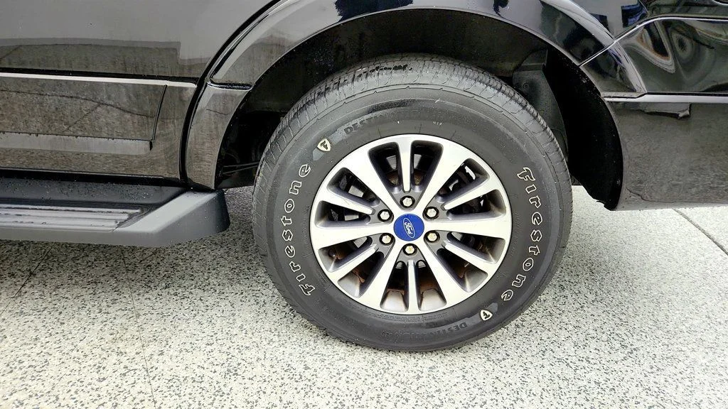 Used 2016 Shadow Black Ford 4WD 4dr XLT w/ Power Moonroof image 9