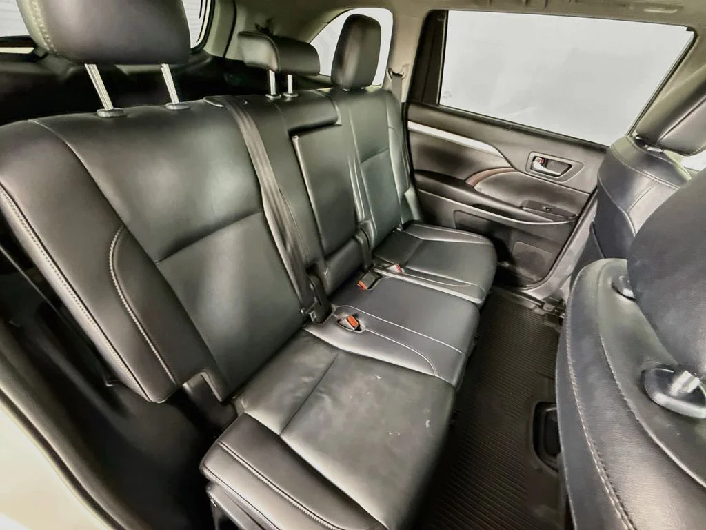 Used 2019 White Toyota XLE image 30