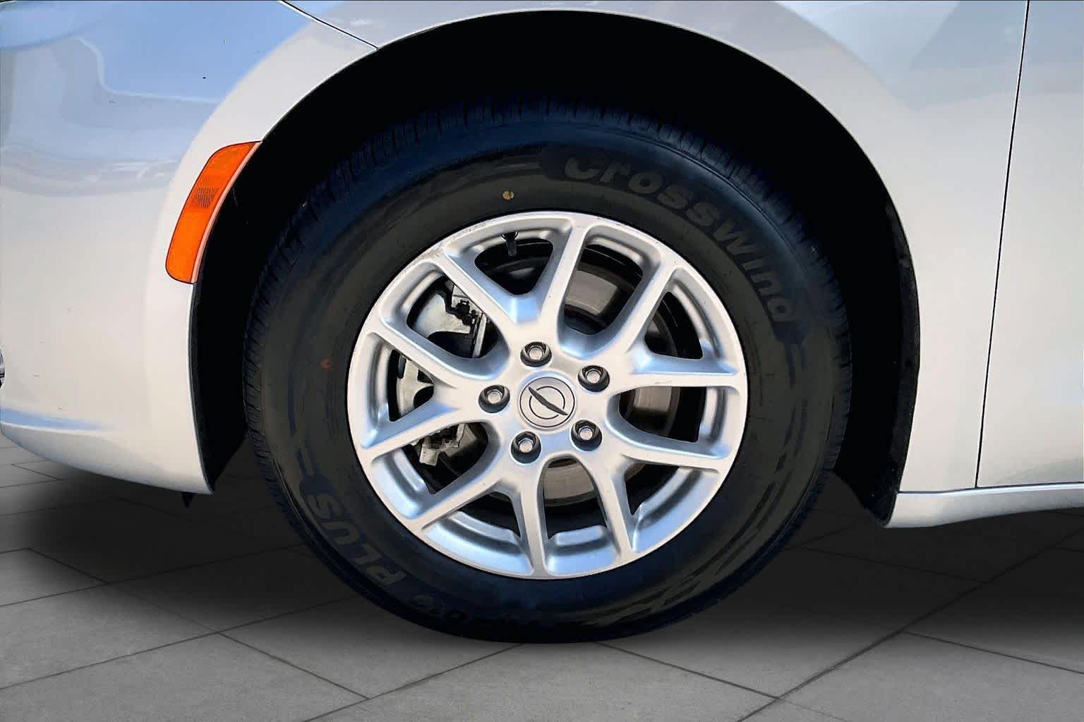 Used 2024 Silver Mist Clearcoat Chrysler Touring L image 11