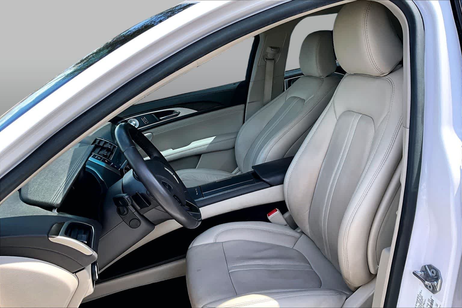 Used 2020 White Platinum Metallic Tri-Coat Lincoln Reserve image 8
