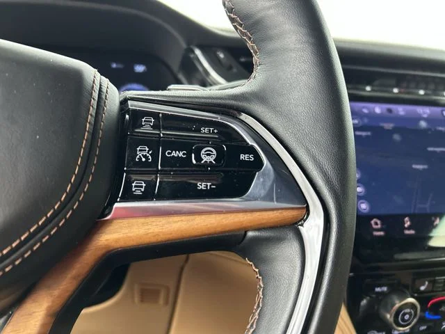 Used 2023 White/off-white Jeep Summit Reserve image 12