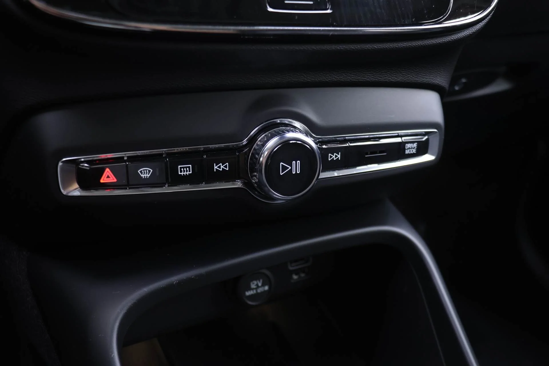 Used 2019 White Volvo Momentum image 9