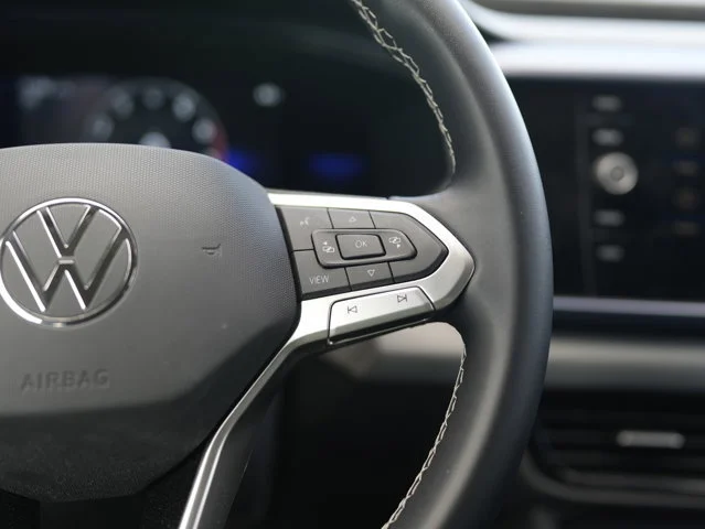 Used 2022 White Volkswagen SE image 21