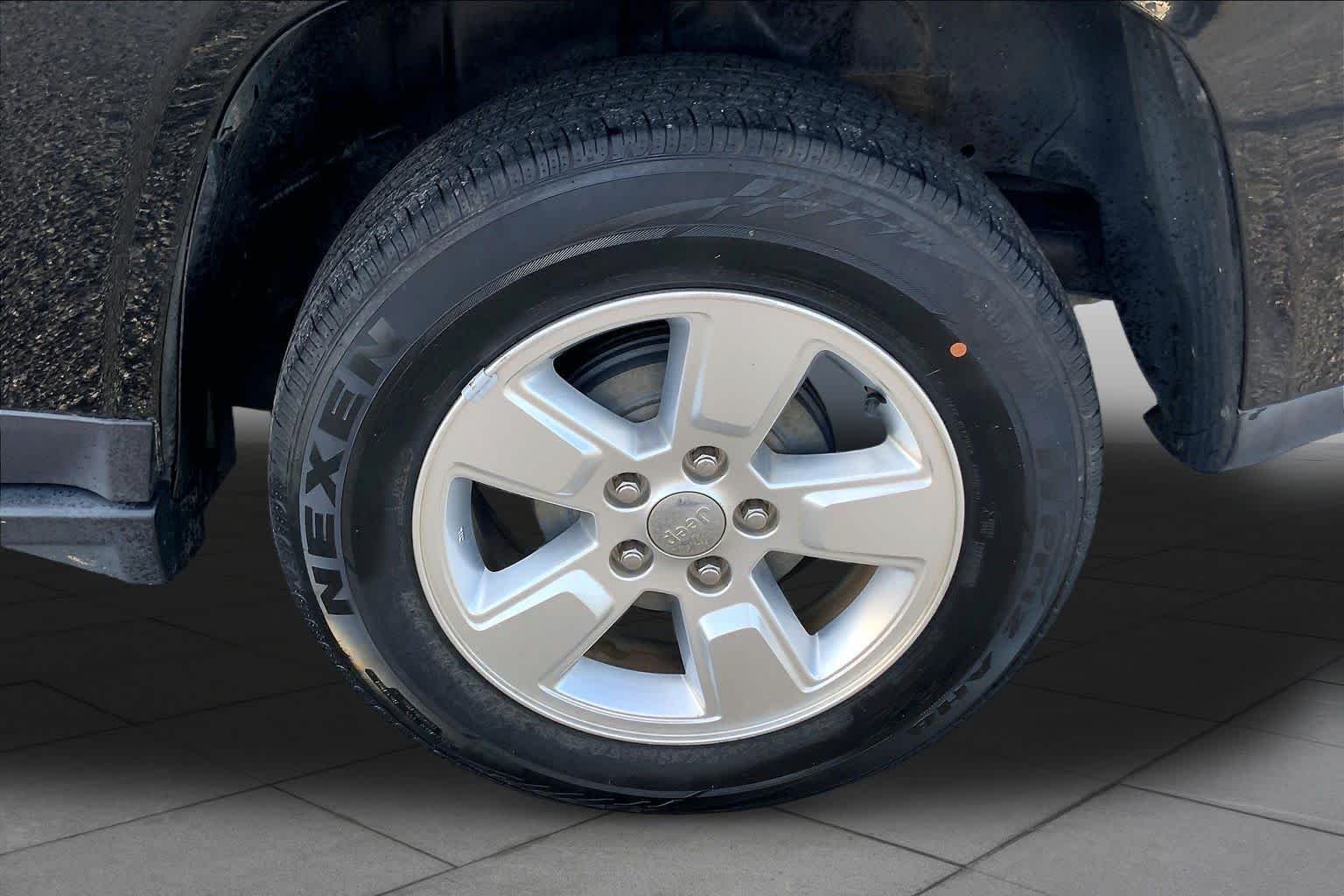 Used 2016 Black Clearcoat Jeep Latitude image 10