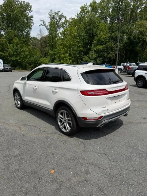 Used 2015 White Lincoln Base image 4