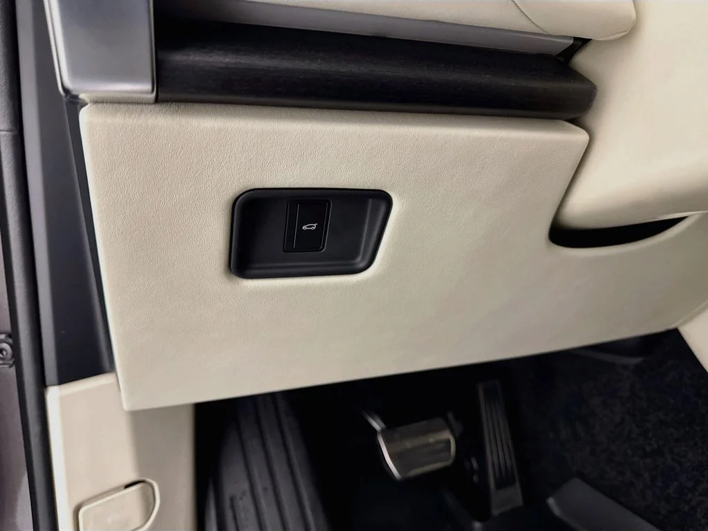 Used 2022 Gray Land Rover SE image 10