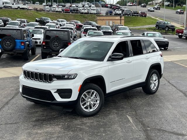 New 2026 Bright White Clear-Coat Exterior Paint Jeep Laredo X image 2