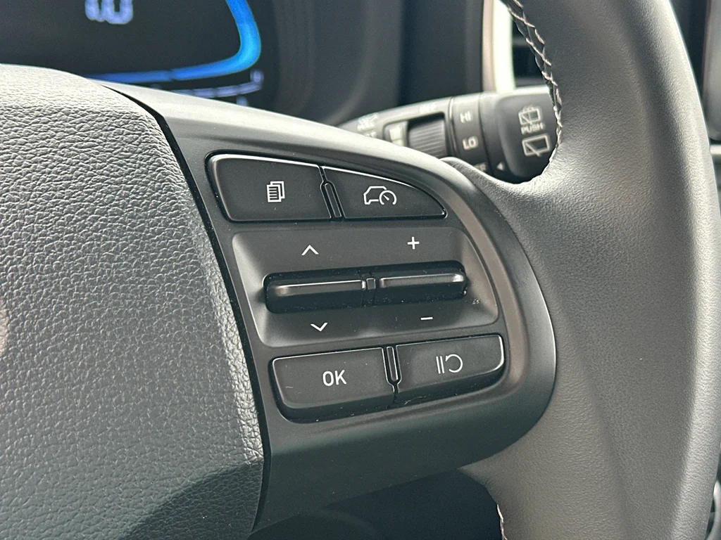 Used 2025 Onyx Black Hyundai SEL image 15