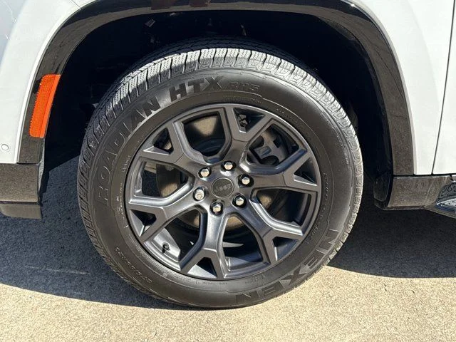 New 2026 Bright White Clear-Coat Exterior Paint Jeep Limited Altitude image 6