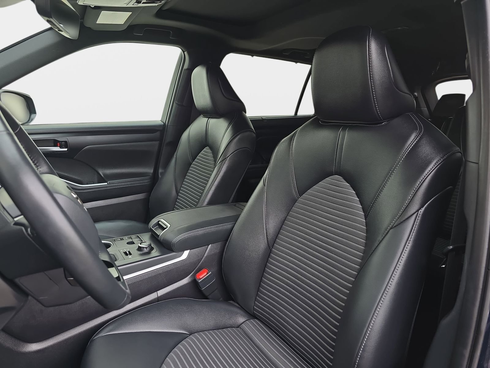 Used 2025  Toyota XSE image 18