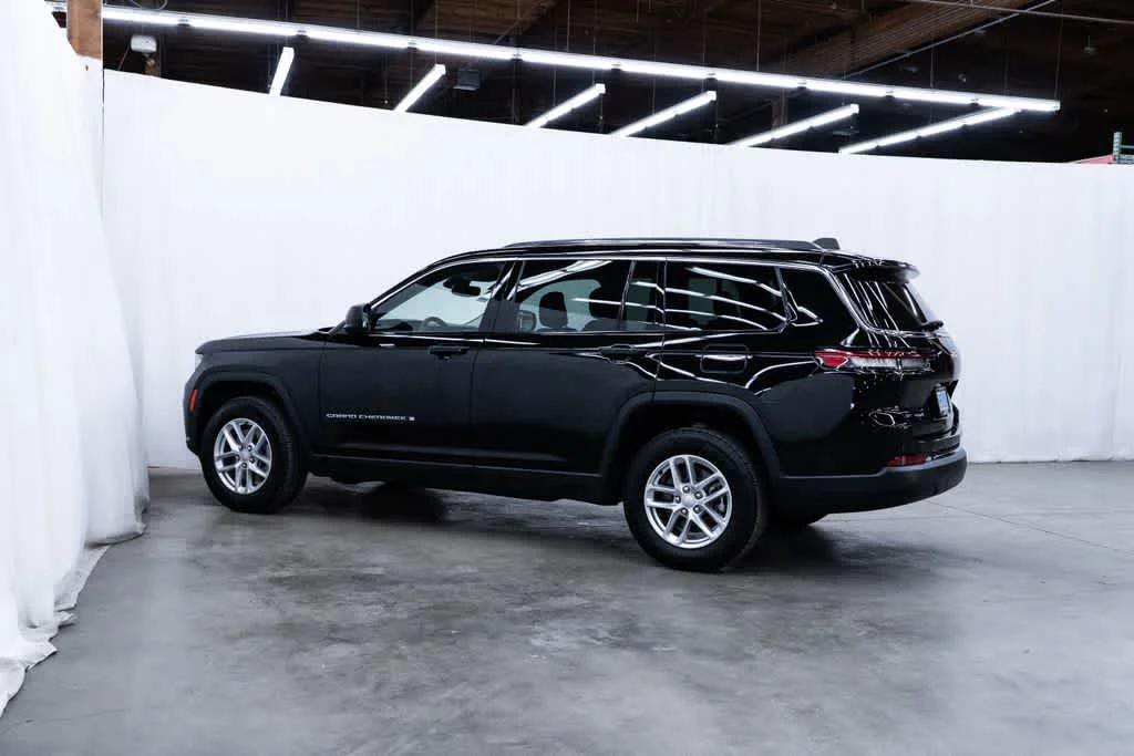 Used 2023 Diamond Black Crystal Pearlcoat Jeep Laredo image 4