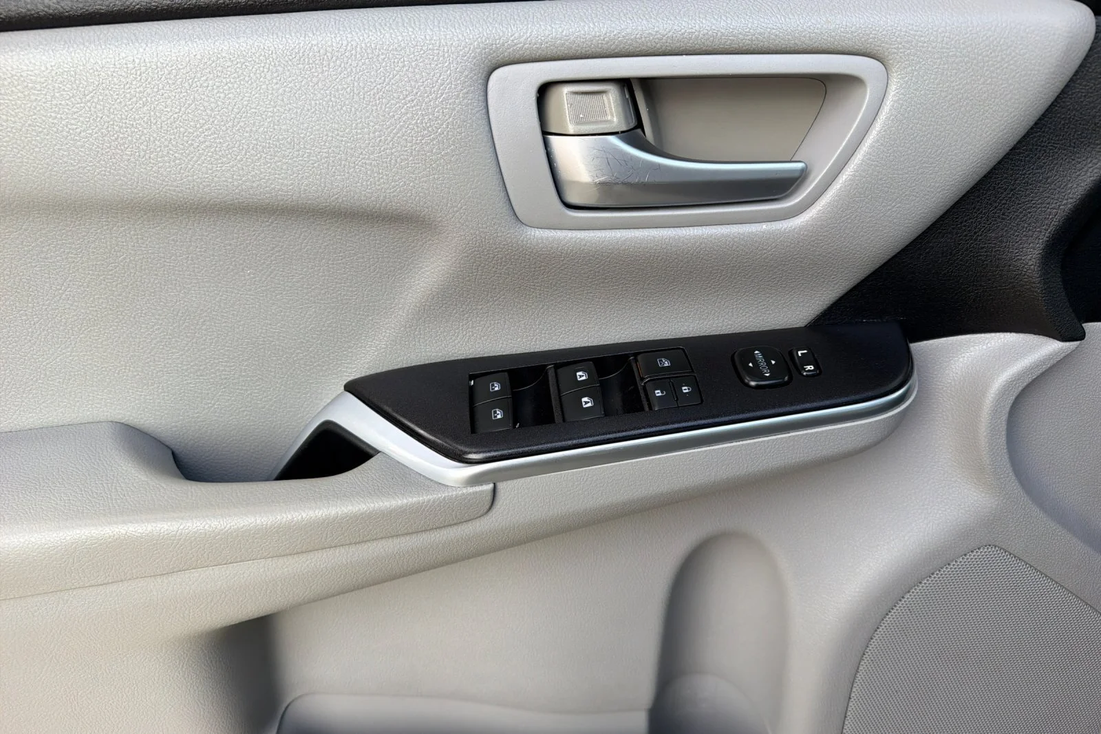 Used 2016 Gray Toyota SE image 13