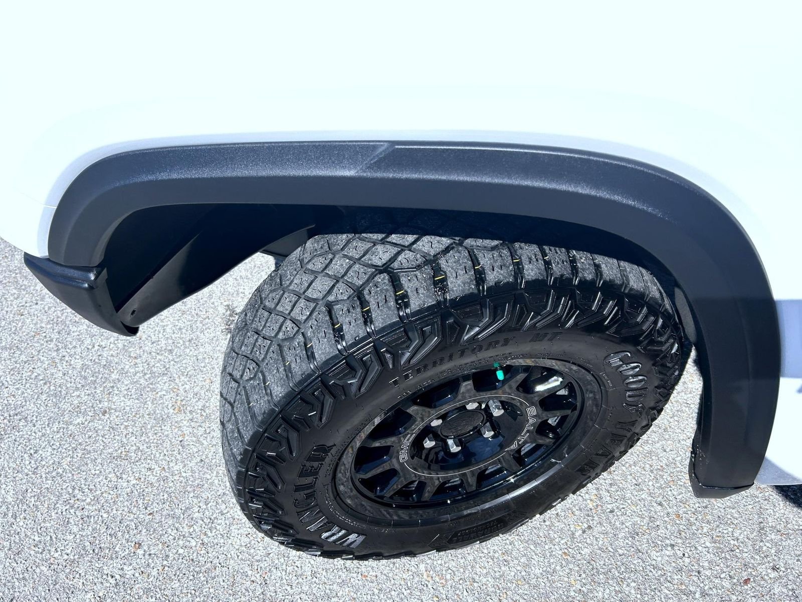 Used 2023 White GMC AT4X image 23