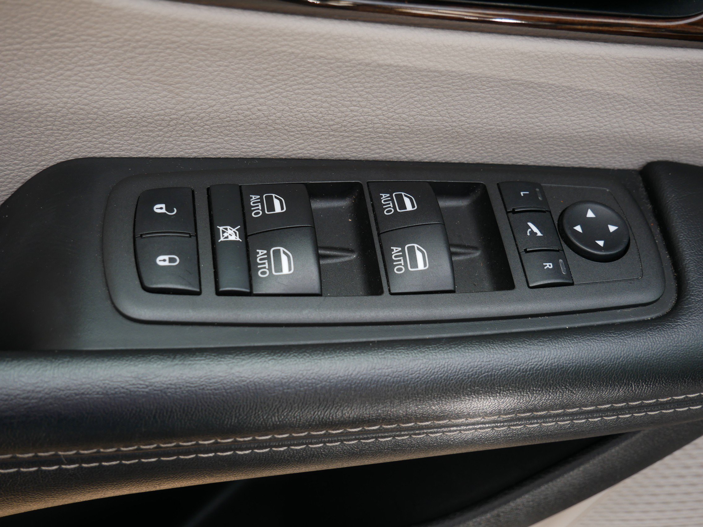 Used 2022 Brilliant Black Crystal Pearlcoat Chrysler Limited image 19