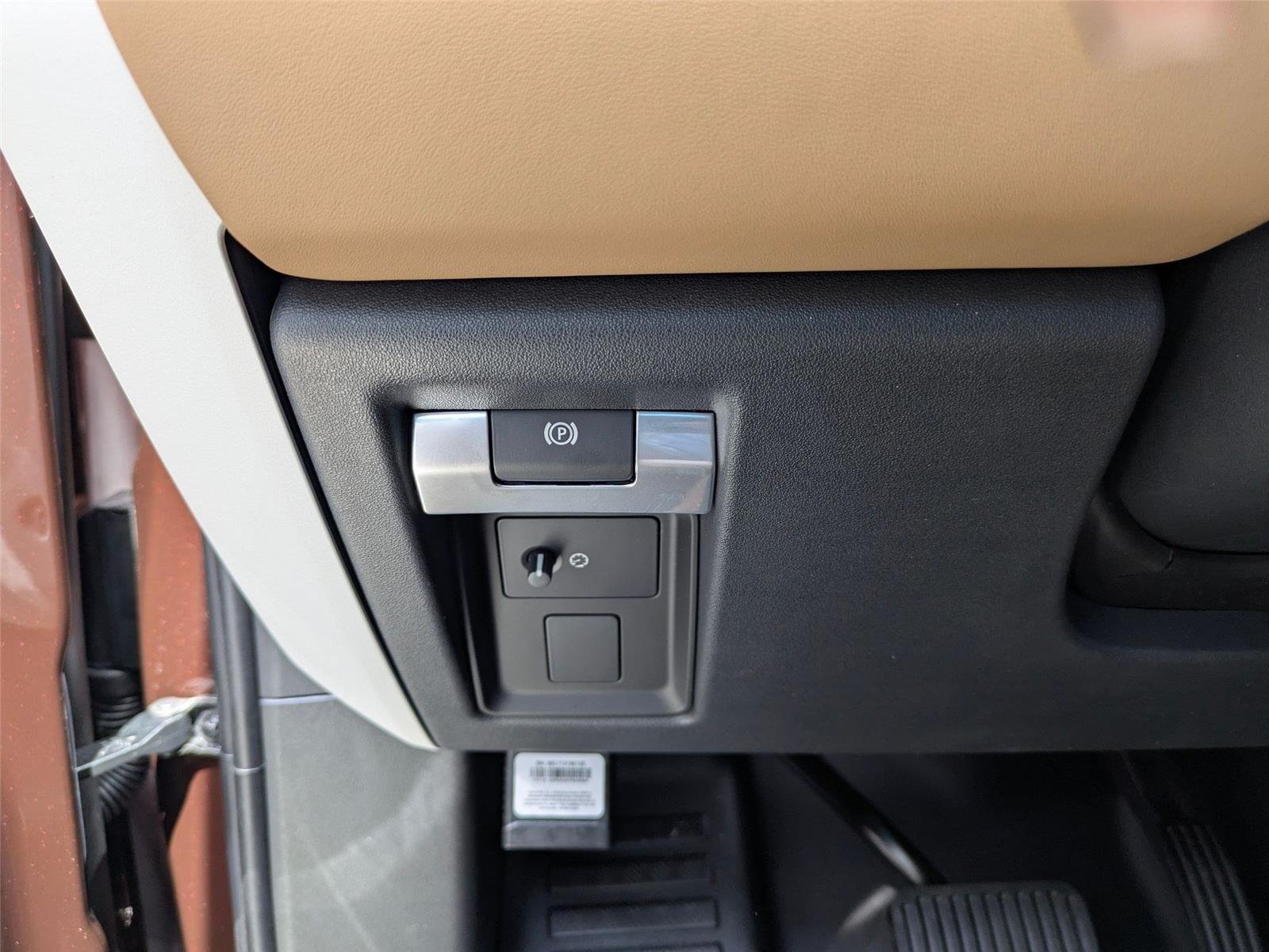 New 2026 Sedona Red Metallic Land Rover S image 16