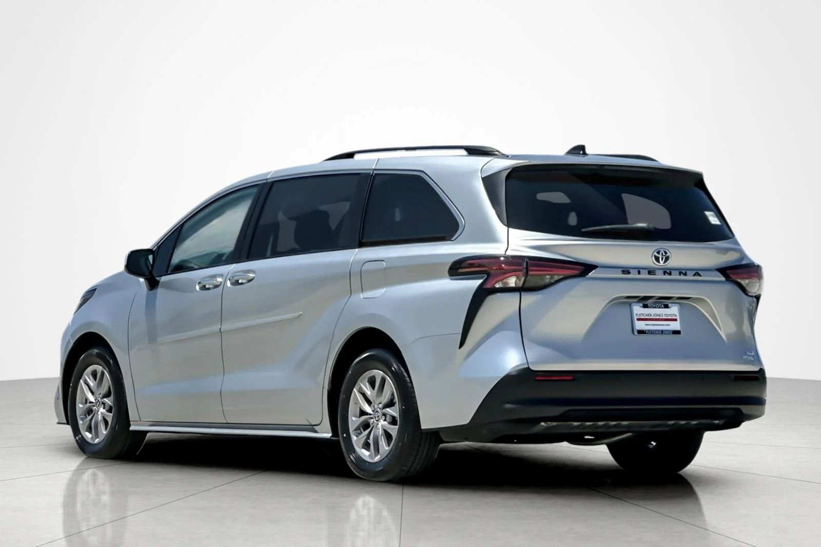 Used 2022 CELESTIAL SILVER MET Toyota XLE image 3