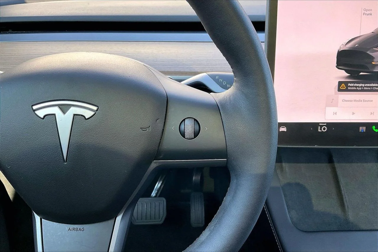 Used 2023  Tesla Long Range image 32