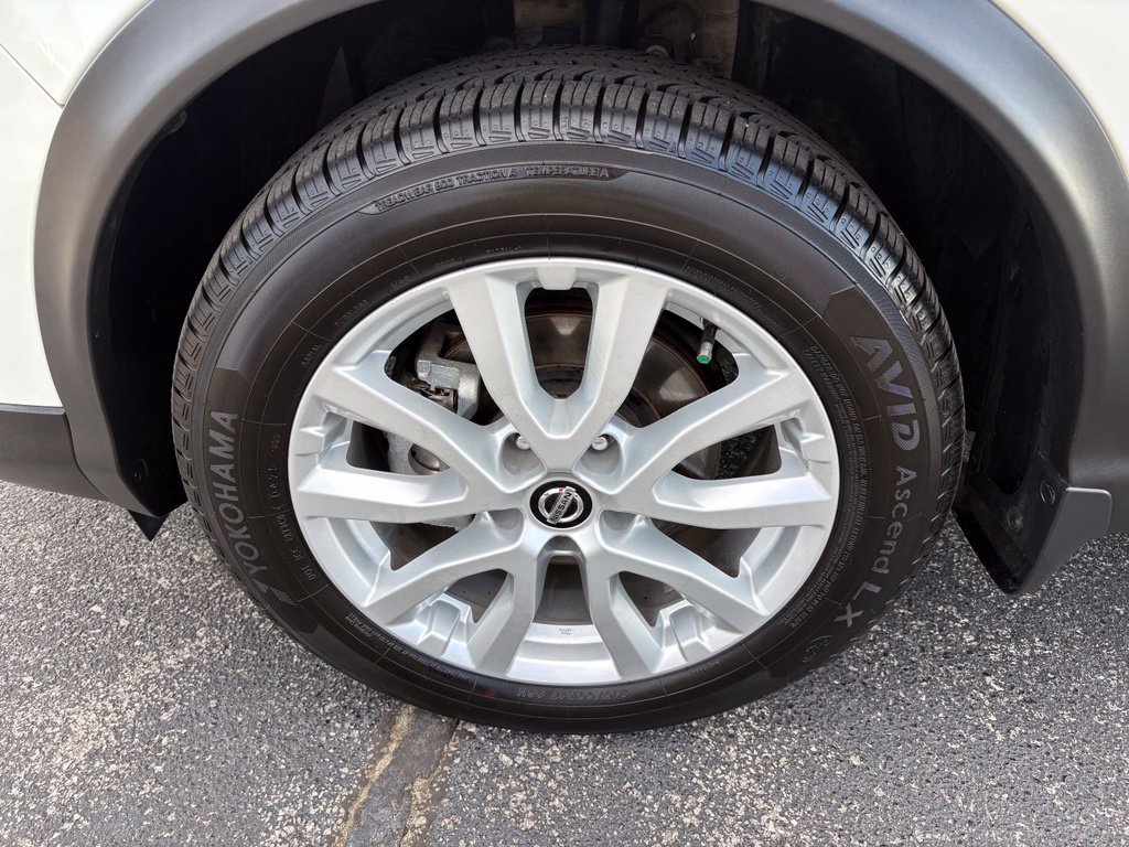 Used 2022 White Nissan SV image 7