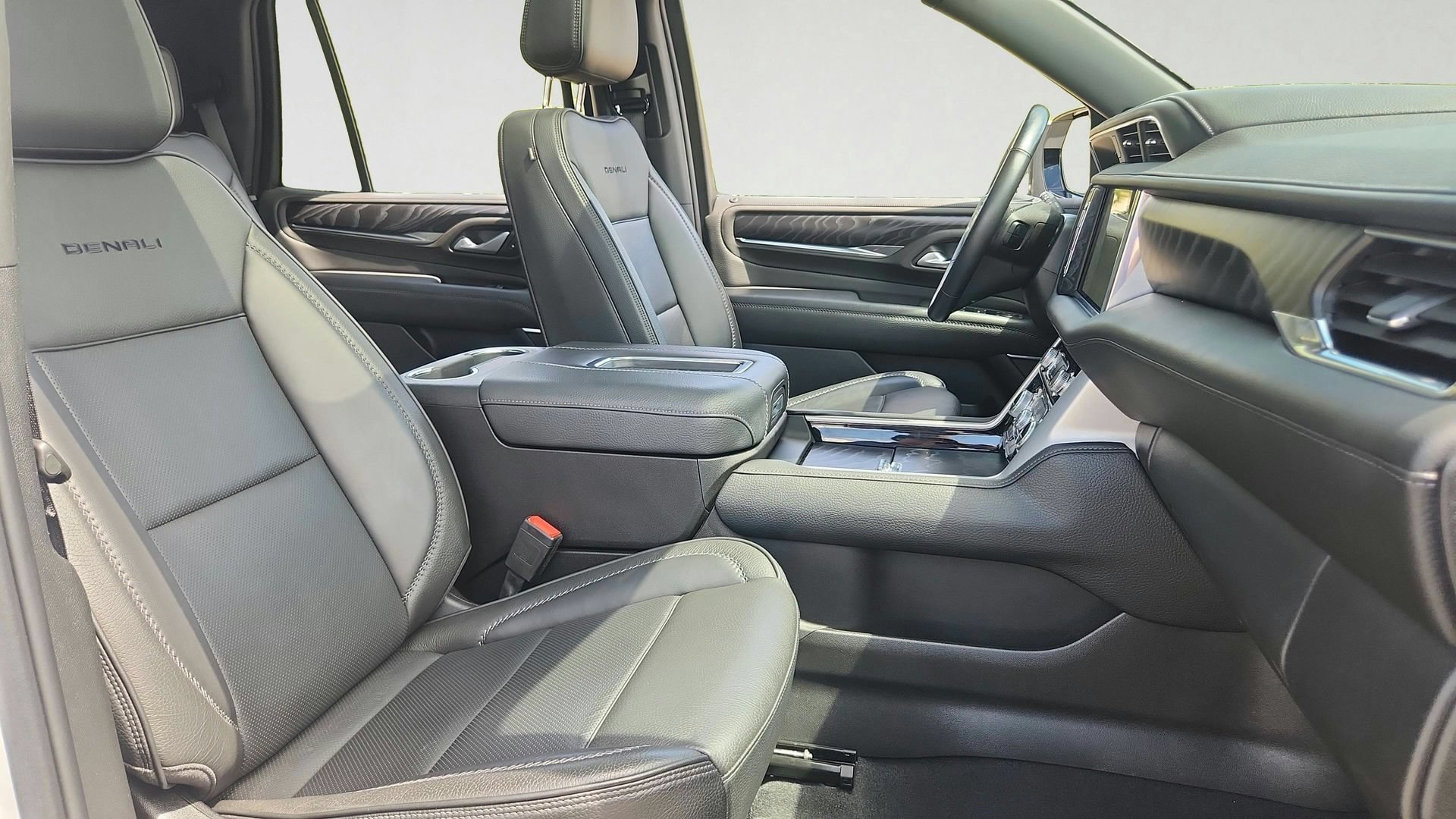 Used 2022 White Frost Tricoat GMC Denali image 26