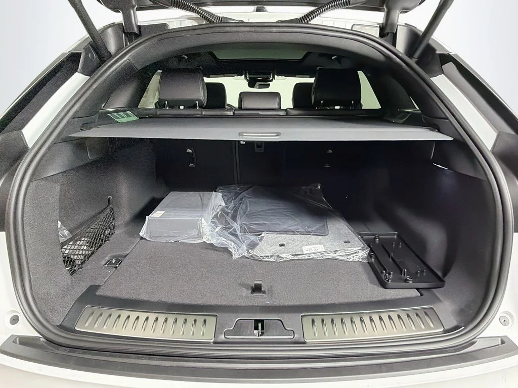 New 2026 Fuji White Land Rover P250 Base image 28