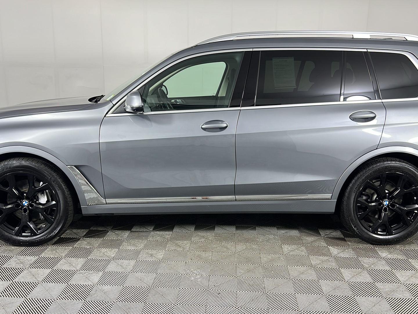 Used 2024 Skyscraper Grey Metallic BMW xDrive40i image 27