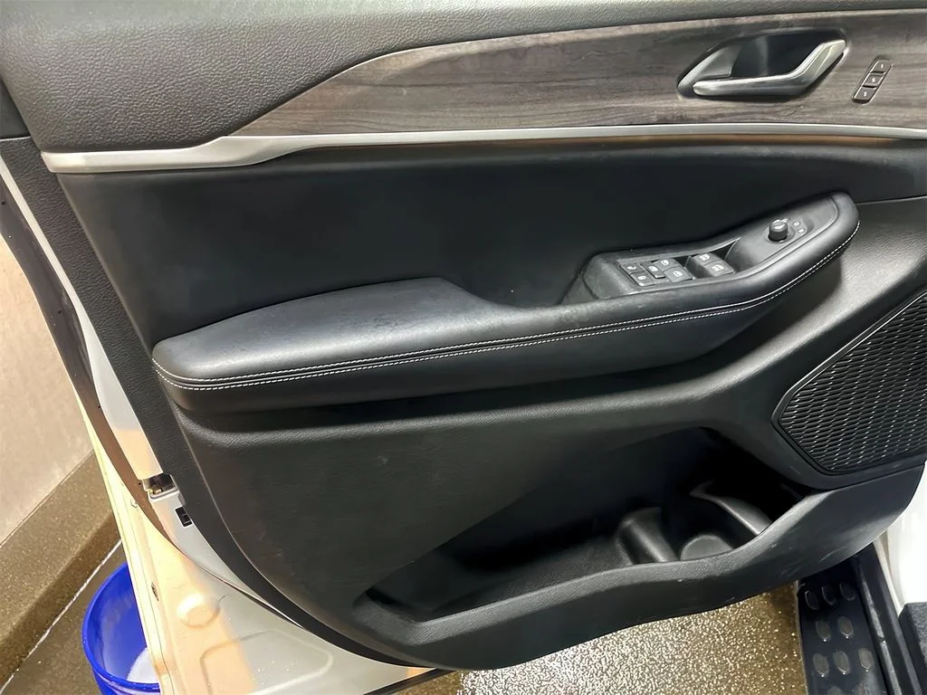 Used 2024 Bright White Jeep Limited image 6