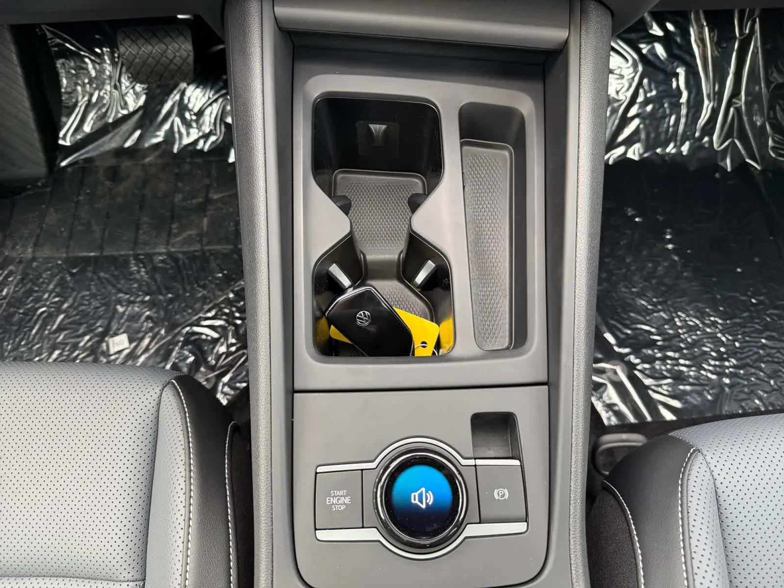 New 2026 Deep Black Pearl Volkswagen SE image 18