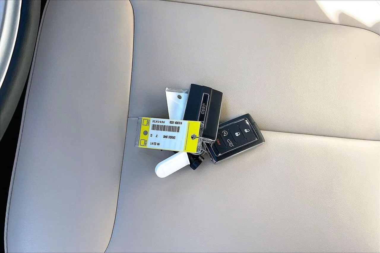 Certified Used 2023  Jeep Limited image 34