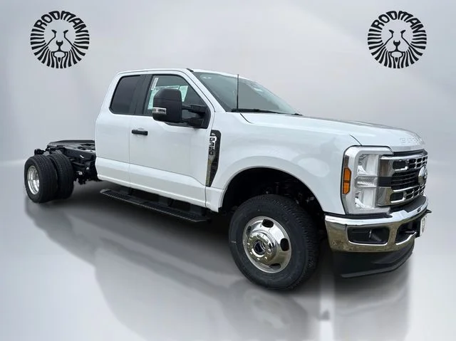 New 2026 Oxford White Ford F-350® XL image 3