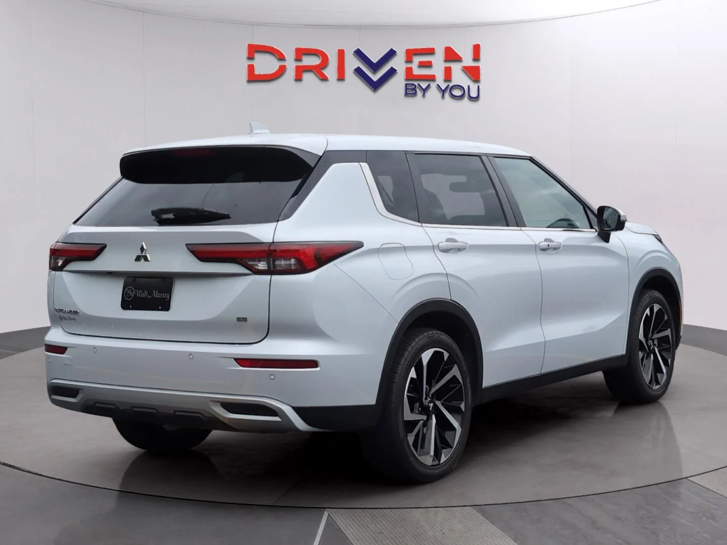 Used 2022 White Diamond Mitsubishi Black Edition image 5
