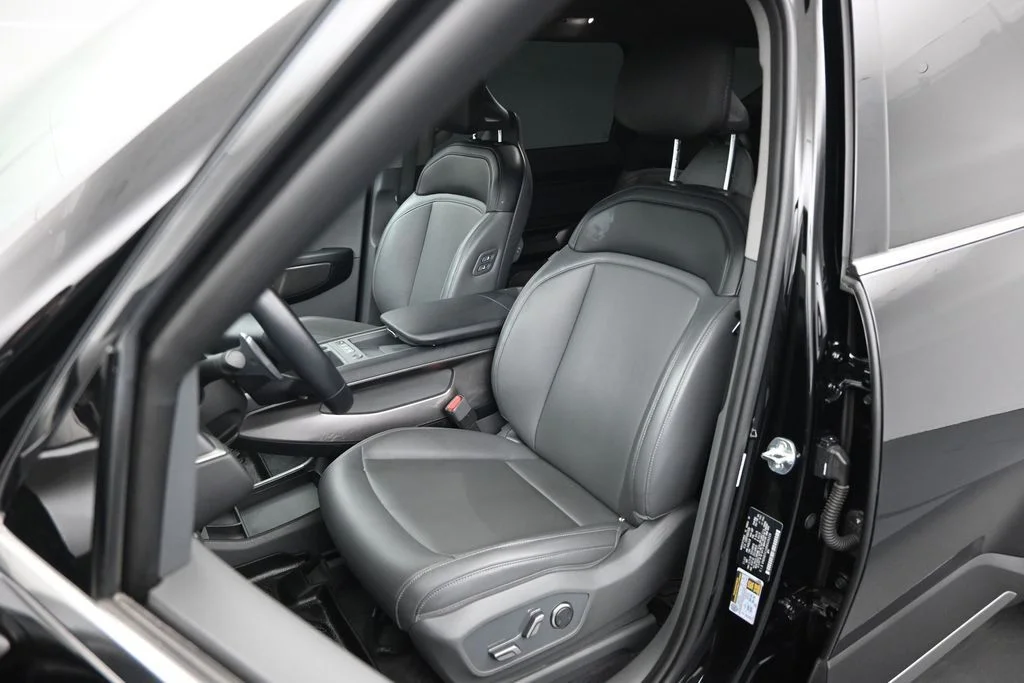 Used 2024 Black Kia Light Long Range image 9