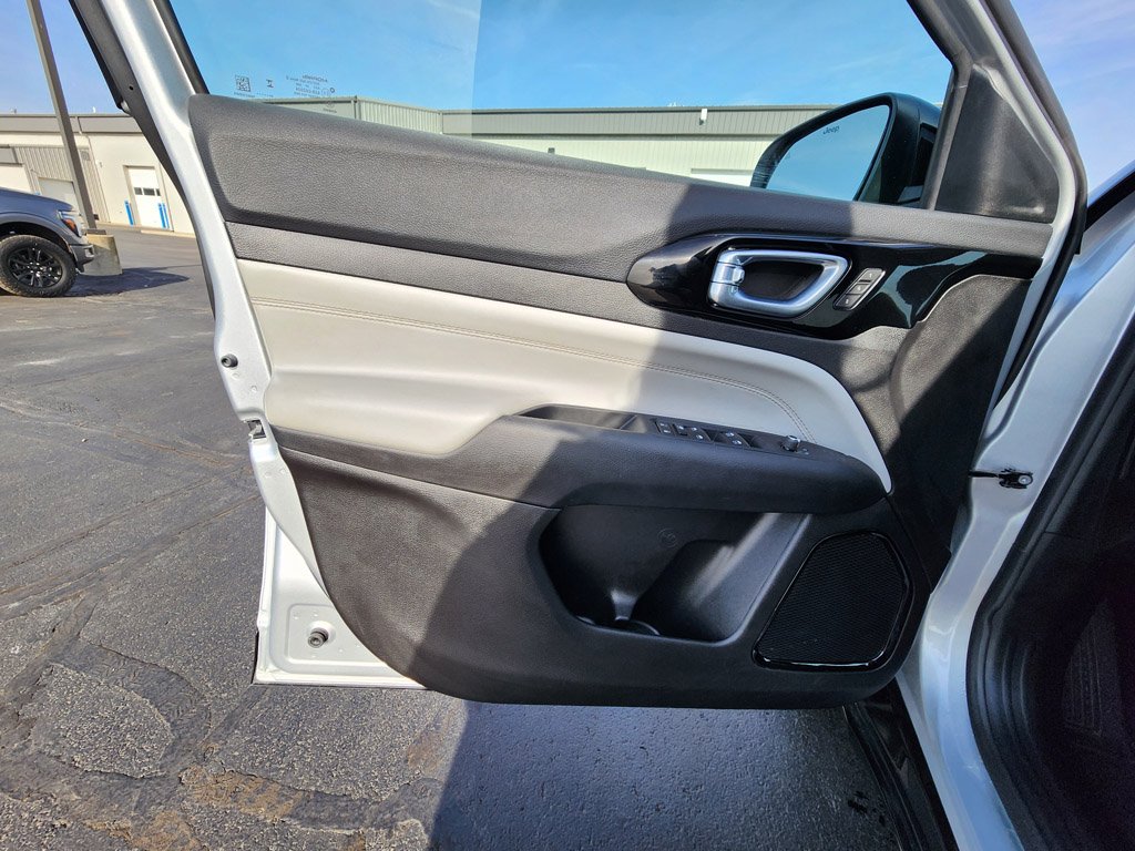 Used 2025 Silver Zynith Metallic Clearcoat Jeep Limited image 13