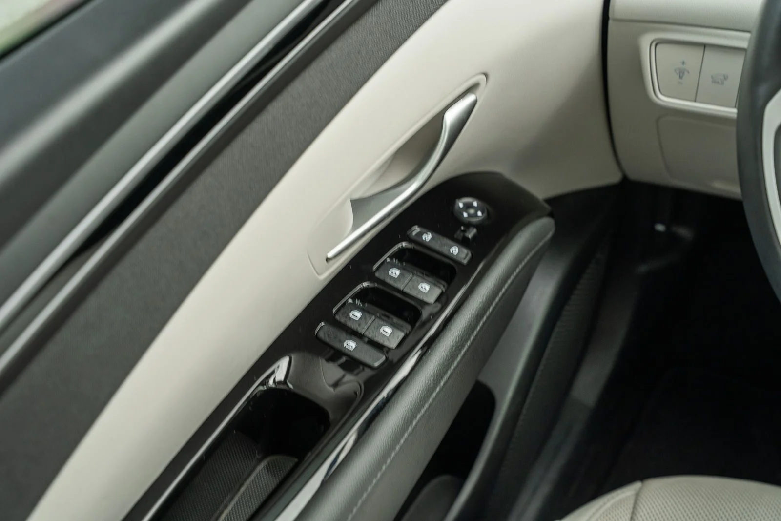 Used 2024 White Hyundai Limited image 27