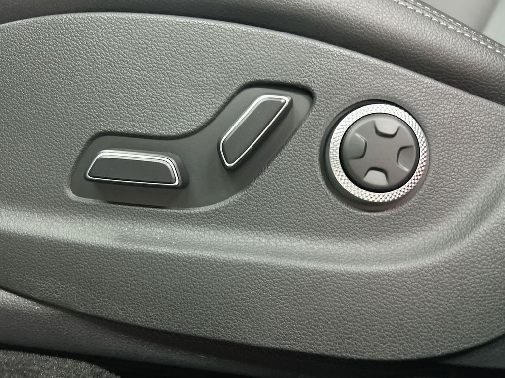 2026 GENESIS GV70 Standard - Photo 32