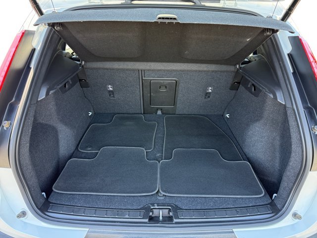 Used 2022 White Volvo Momentum image 17