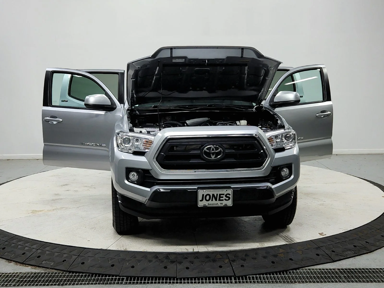 Used 2022 Silver Toyota SR5 image 11