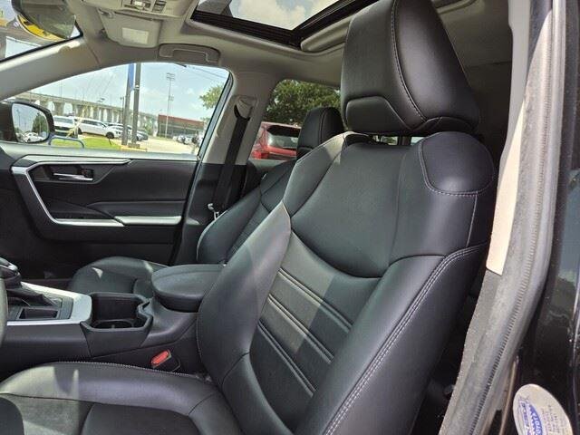 Used 2022 Midnight Black Metallic Toyota XLE Premium image 11
