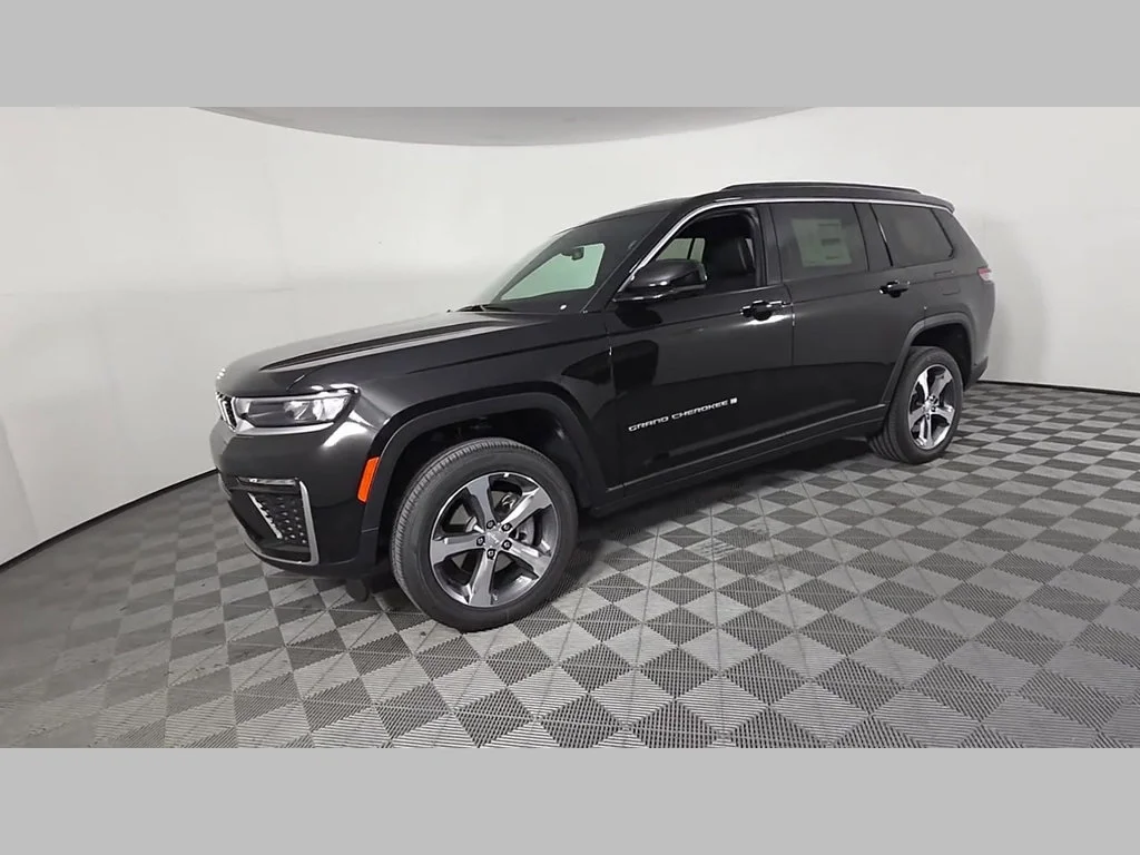 New 2026 Diamond Black Crystal Pearl-Coat Exterior Paint Jeep Limited image 36