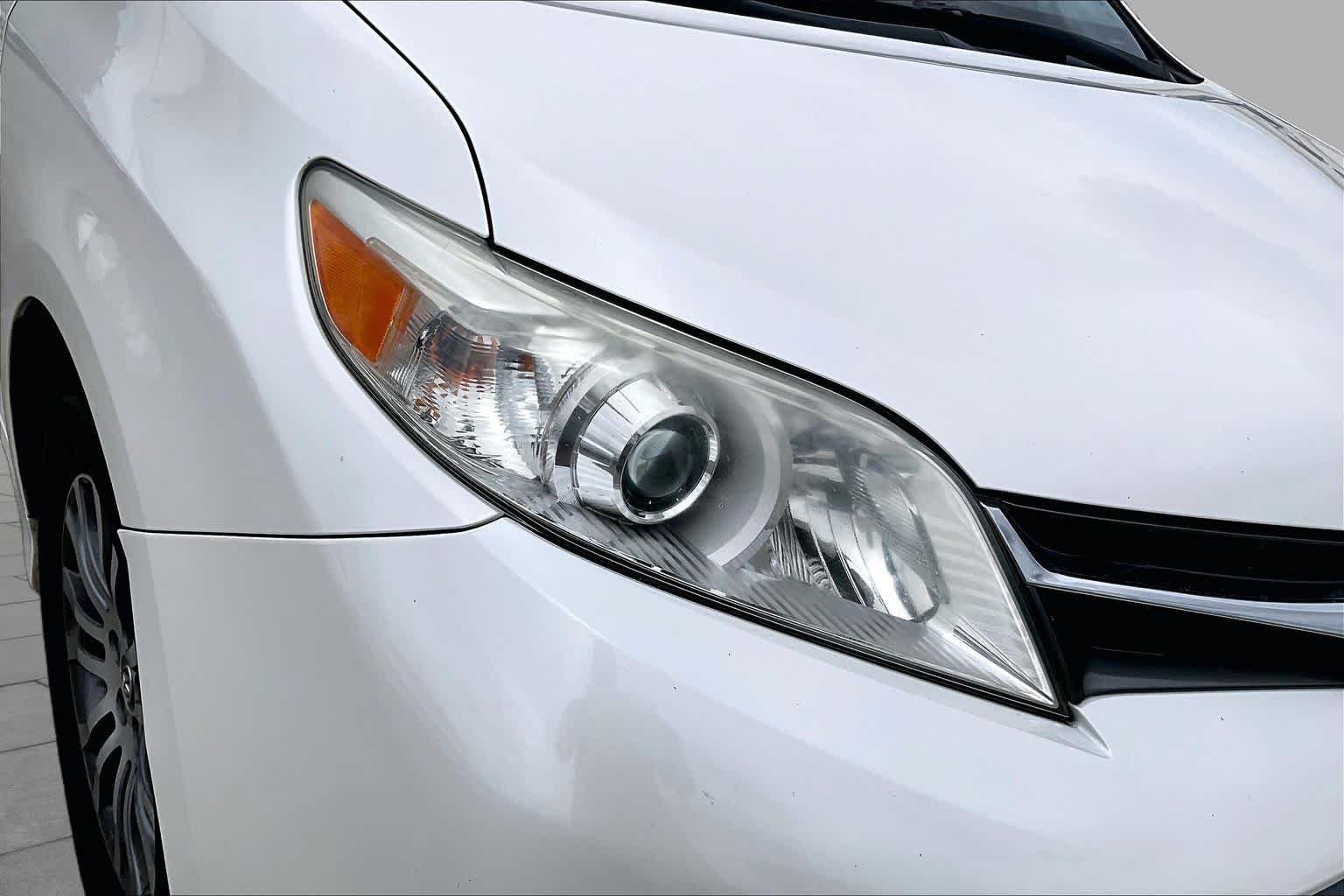 Used 2020 Blizzard Pearl Toyota XLE Premium image 26