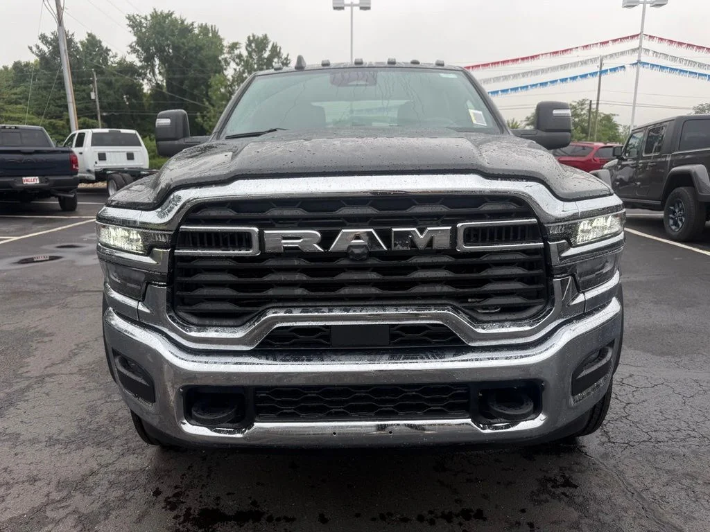 New 2026 Diamond Black Crystal Pearl-Coat Exterior Paint RAM Tradesman image 9