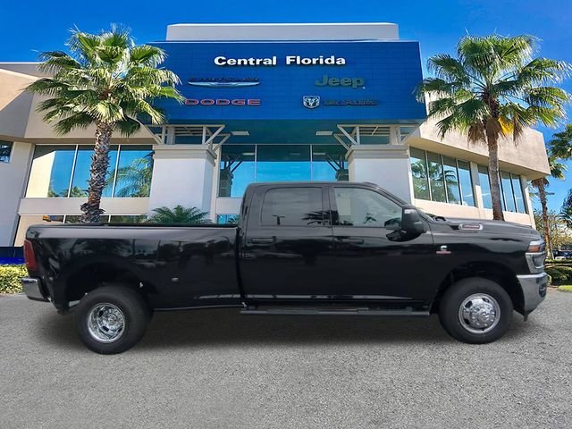 New 2026 Diamond Black Crystal Pearl-Coat Exterior Paint RAM Tradesman image 4