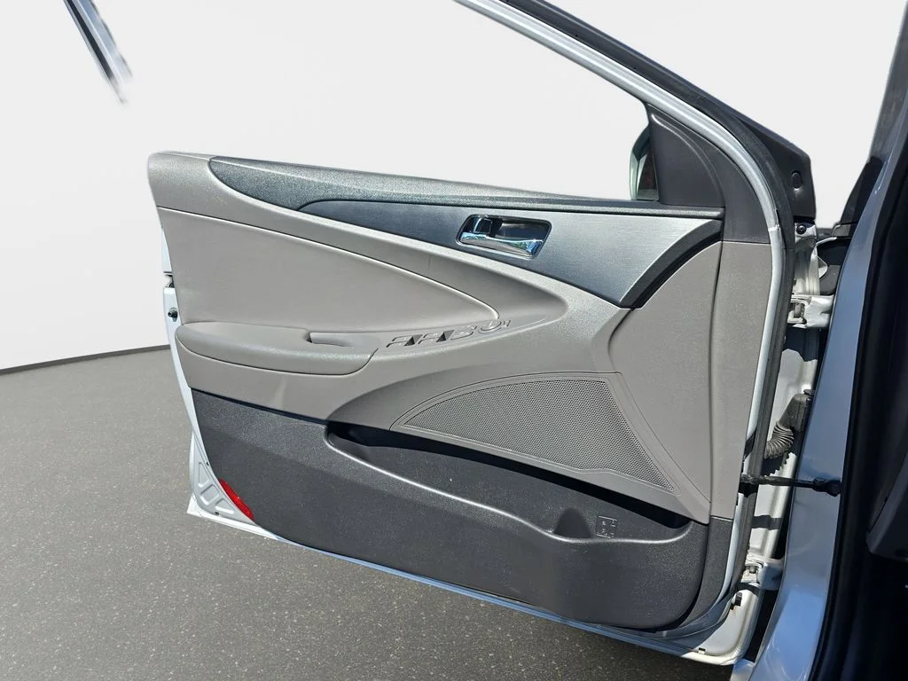 Used 2011 Silver Hyundai SE image 27