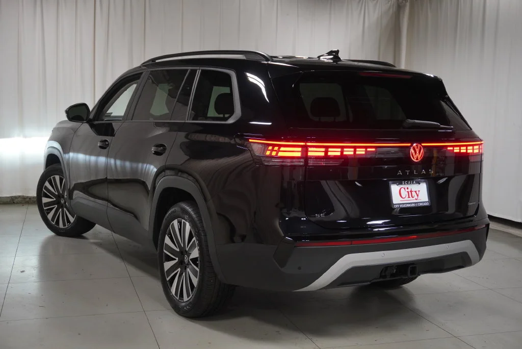 New 2027 Deep Black Volkswagen SE w/Technology image 7
