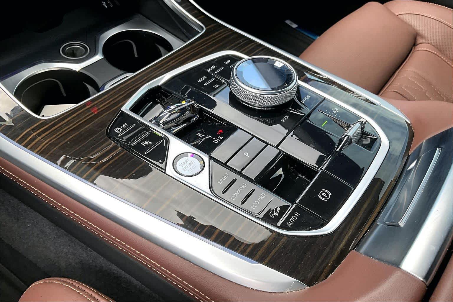 Used 2026 Skyscraper Grey Metallic BMW M60i image 31