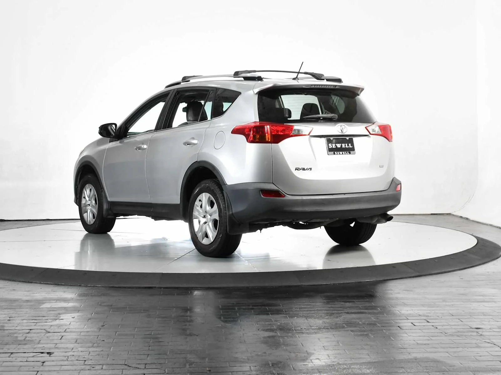 Used 2015 Classic Silver Metallic Toyota LE image 4
