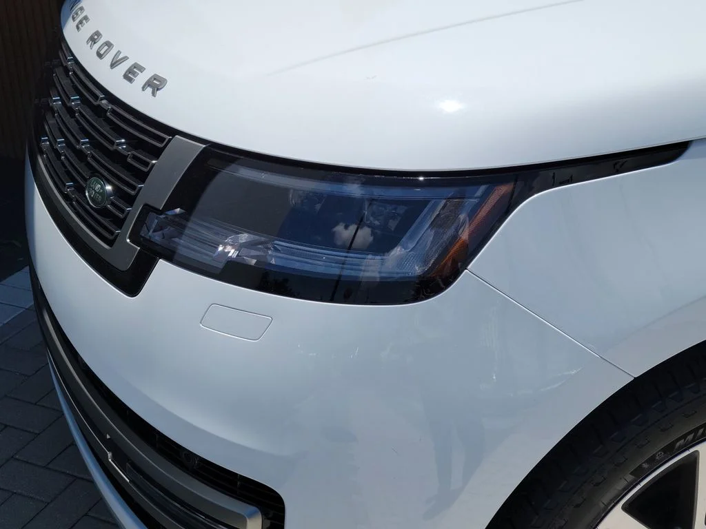 Used 2024 White Land Rover SE image 8