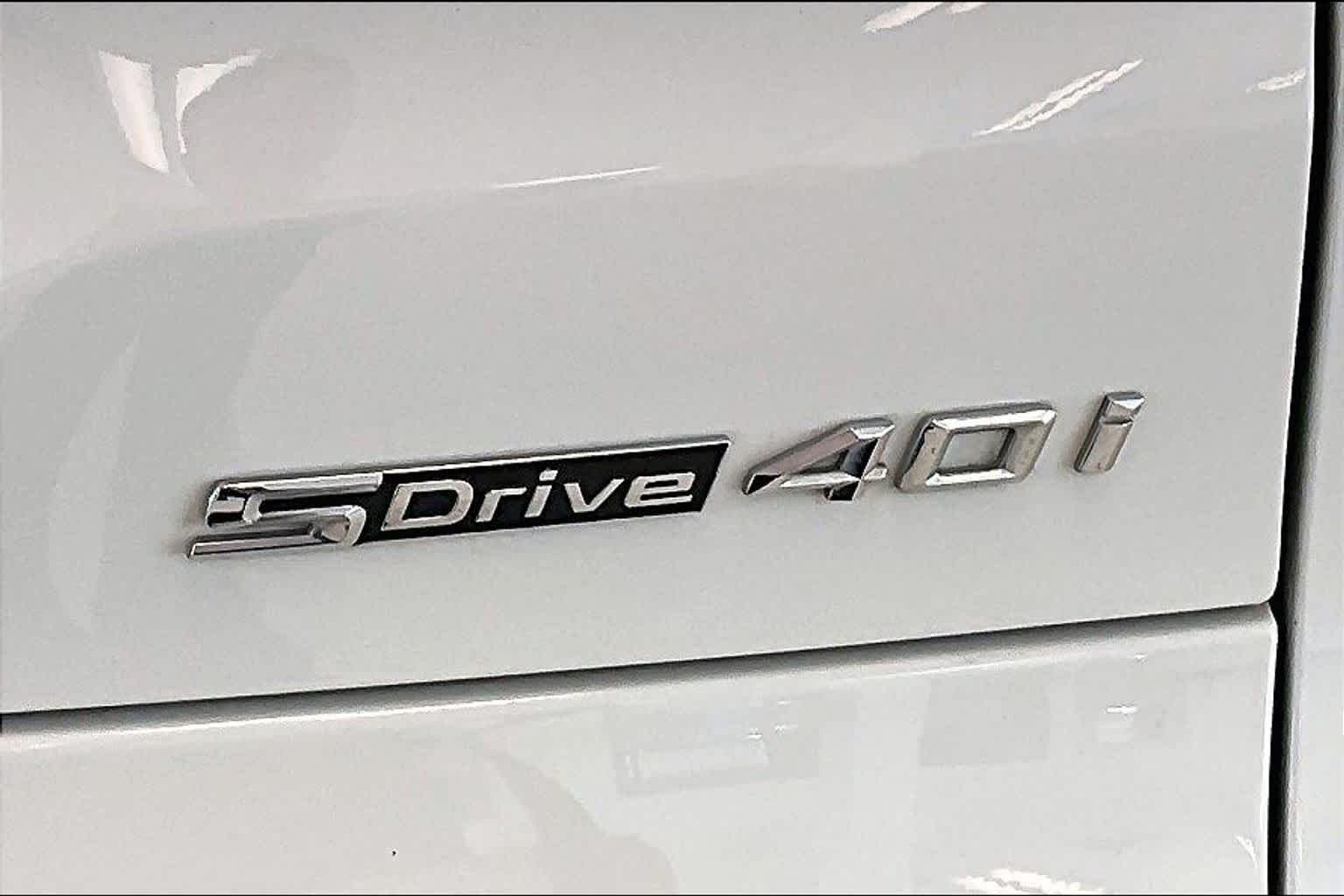 Used 2024 Alpine White BMW sDrive40i image 9