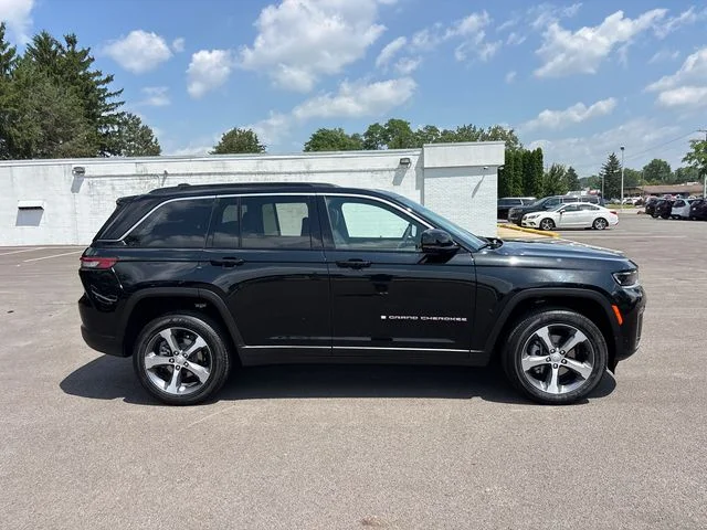 New 2026 Diamond Black Crystal Pearl-Coat Exterior Paint Jeep Limited image 29