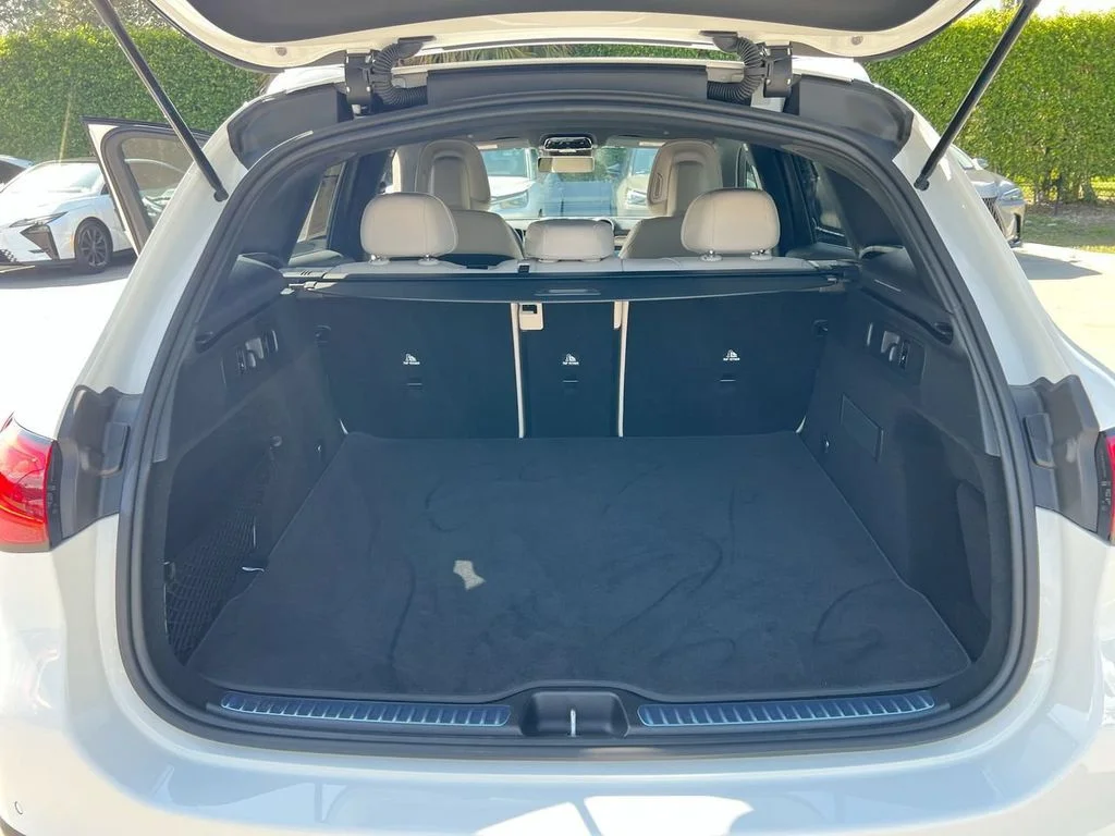 Used 2025 Polar White Mercedes-Benz GLC 300 image 19