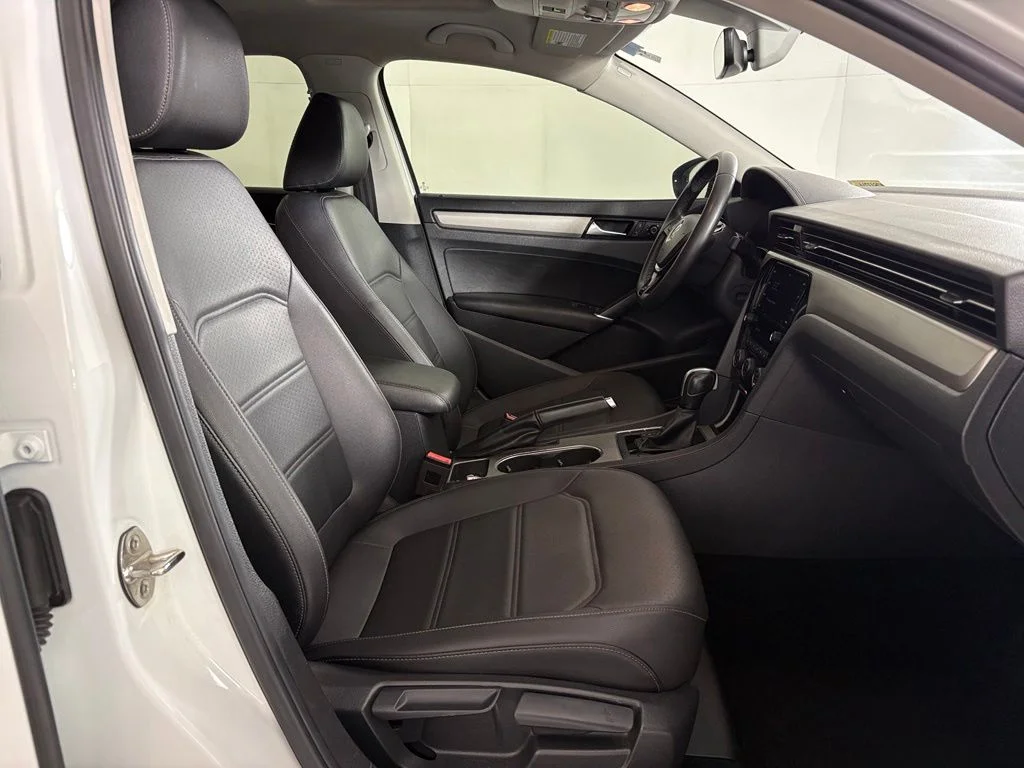 Used 2022  Volkswagen 2.0T SE image 38